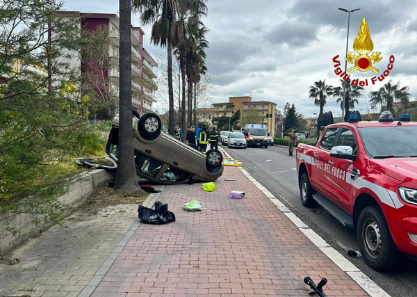 Auto impatta contro cartellone pubblicitario e si ribalta a Crotone, feriti quattro giovani