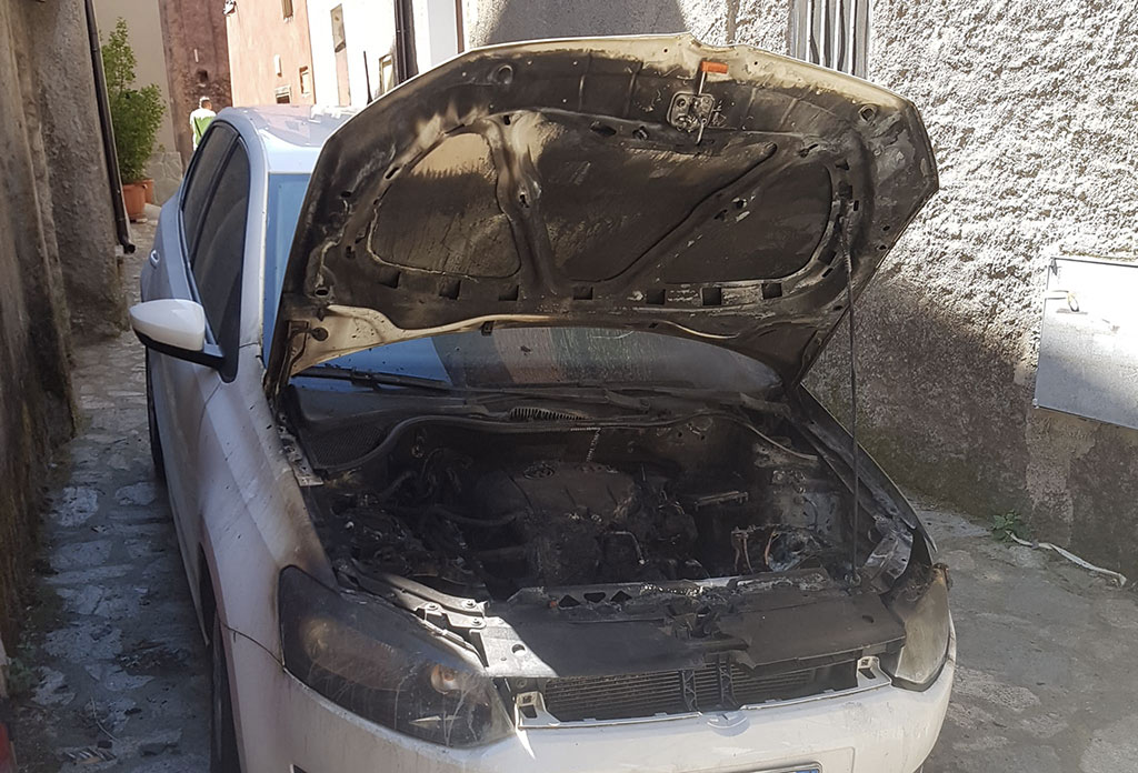Auto in fiamme in una frazione di Decollatura, carabinieri avviano indagini
