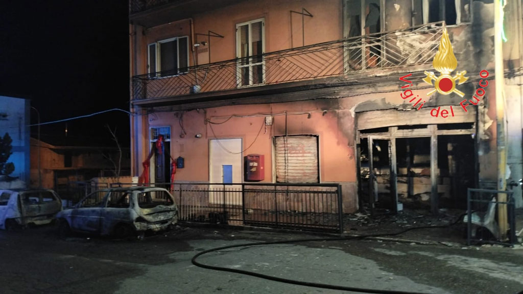 Ufficio postale e due auto distrutte dalle fiamme a Mandatoriccio: indagini