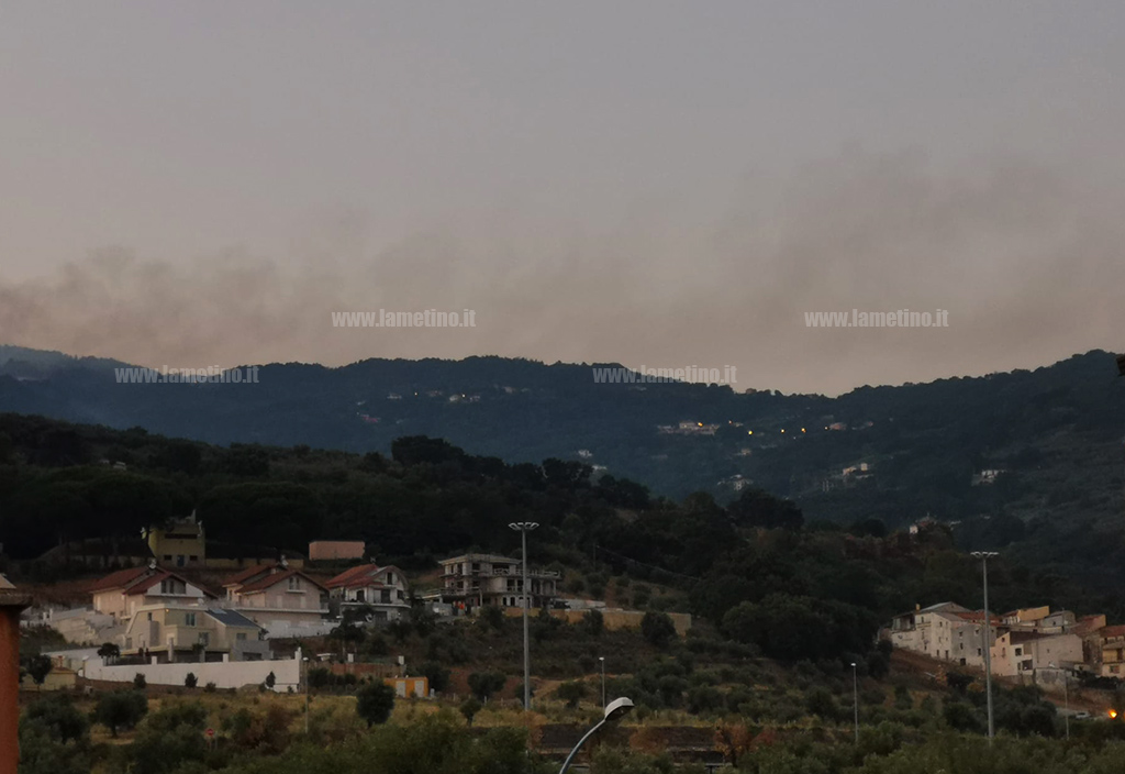 Incendi, ancora una giornata impegnativa in Calabria: diversi i roghi attivi anche nel Lametino