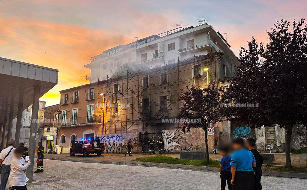Lamezia, in fiamme palazzo abbandonato: intervengono vigili del fuoco