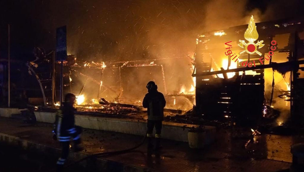 Stabilimento balneare in fiamme nel Cosentino, ipotesi dolo