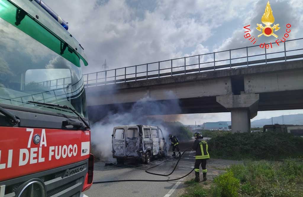 Lamezia, autofurgone in fiamme nella zona industriale: illeso conducente