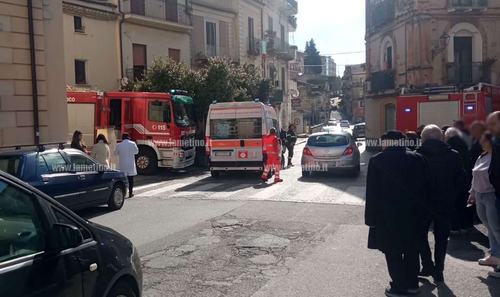 Lamezia, paura in centro per principio d'incendio in un'abitazione: sul posto vigili e ambulanza