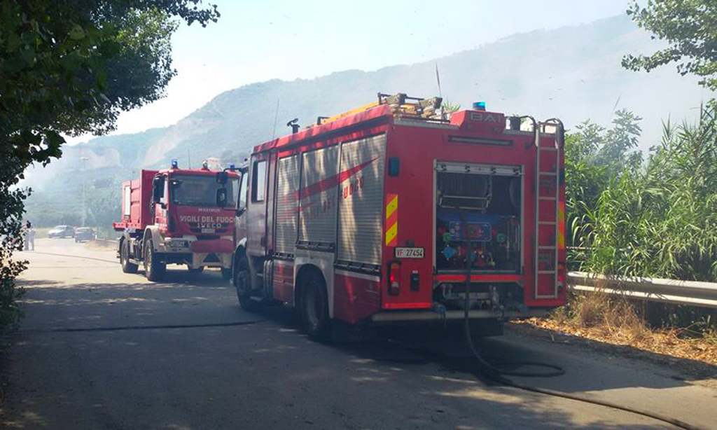 Lamezia, incendio di sterpaglie a Caronte: estinto dai vigili del fuoco