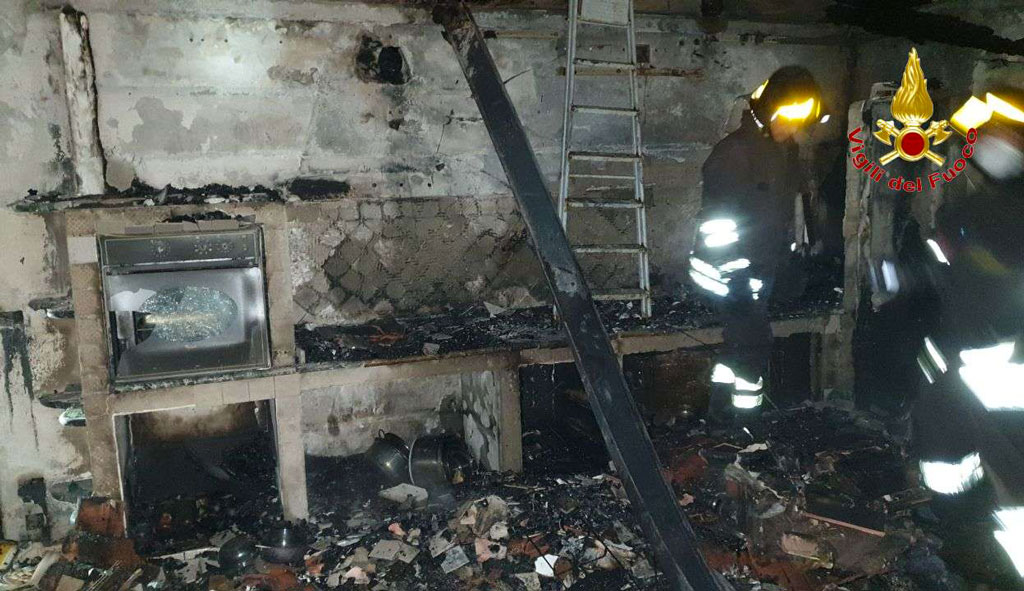 Incendio in palazzina a tre piani a Gerocarne: evacuati due nuclei familiari