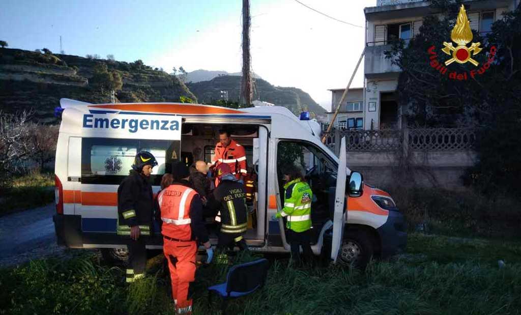incnendio-casa-riposo-ambulanza.jpg