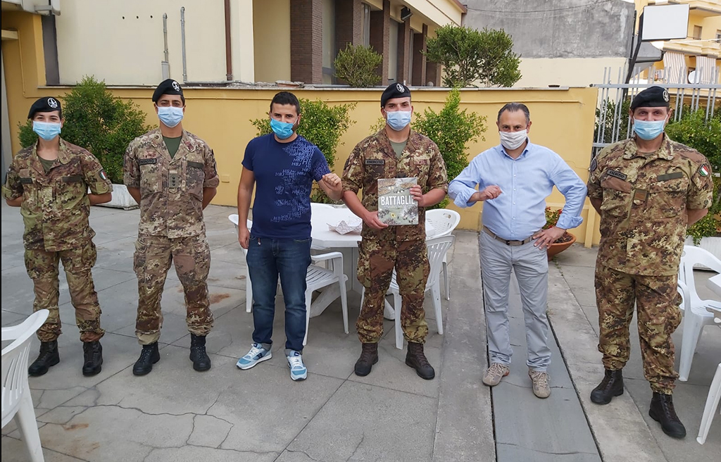 Rischia di annegare con figlio alla Baia di Riaci, docente soccorso in mare incontra militare che lo ha salvato