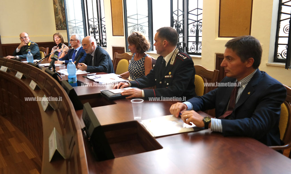Incontro in Prefettura a Catanzaro su racket e usura con commissario Governo Cuttaia: “Stato è presente, puntare ad aumento denunce” – VIDEO