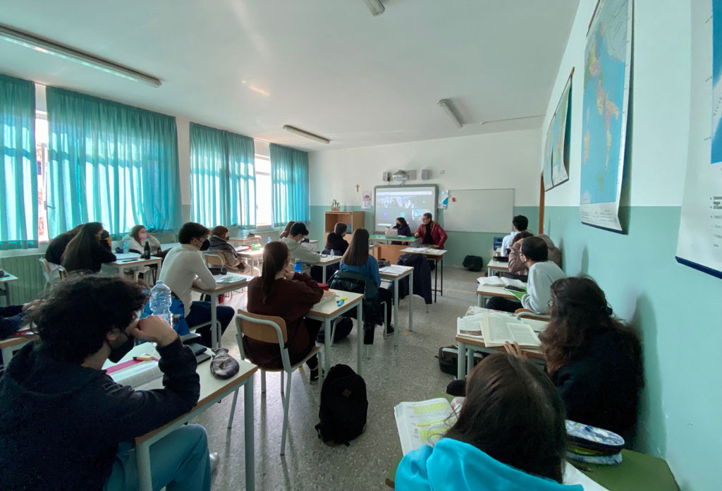 Lamezia, tradizione e letteratura: al liceo Classico studenti incontrano la scrittrice Caterina Cordiano