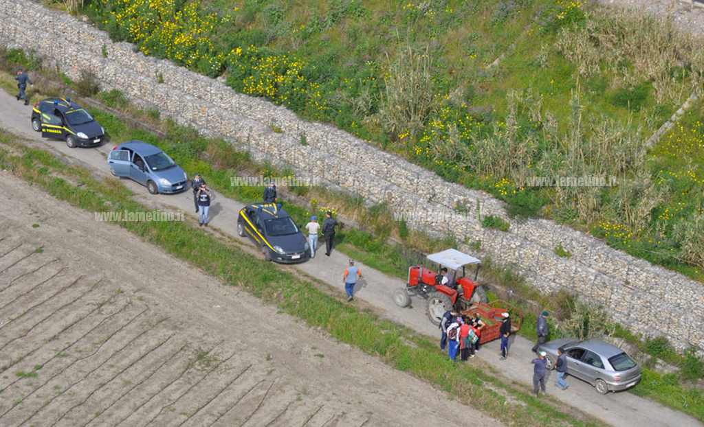 Lamezia, due imprenditori agricoli indagati per estorsione ai danni di 95 dipendenti