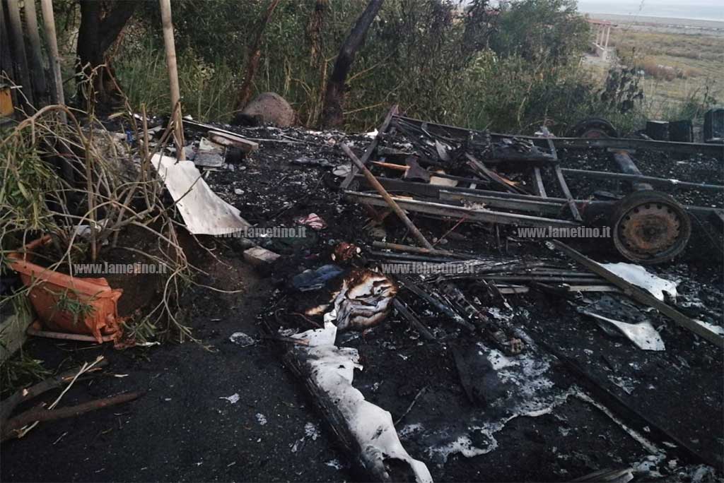 Roulotte prende fuoco vicino distributore benzina a Falerna, intervengono vigili del fuoco e carabinieri