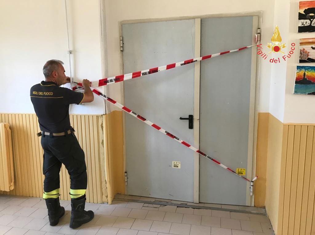 Infiltrazioni d'acqua in scuola media a Catanzaro, intervengono vigili del fuoco