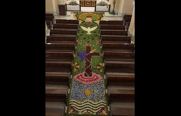 Lamezia, l’infiorata dei giovani della parrocchia di Bella in occasione del Corpus Domini
