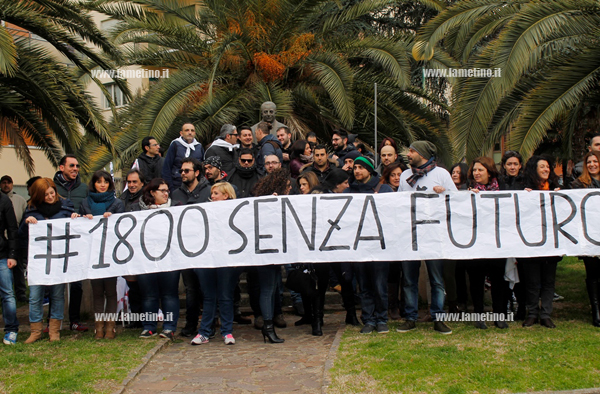 Lamezia: Manifestano i 1800 senza futuro a Piazza della repubblica