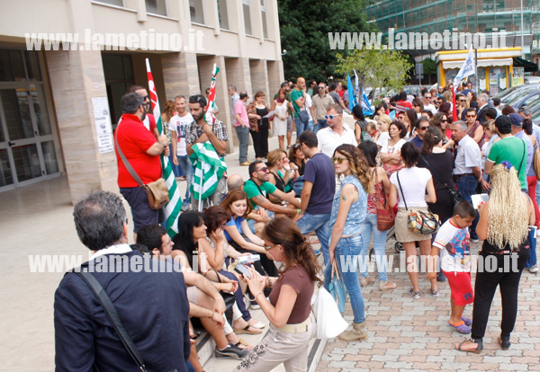 Lamezia: I lavoratori Infocontact manifestano davanti tribunale