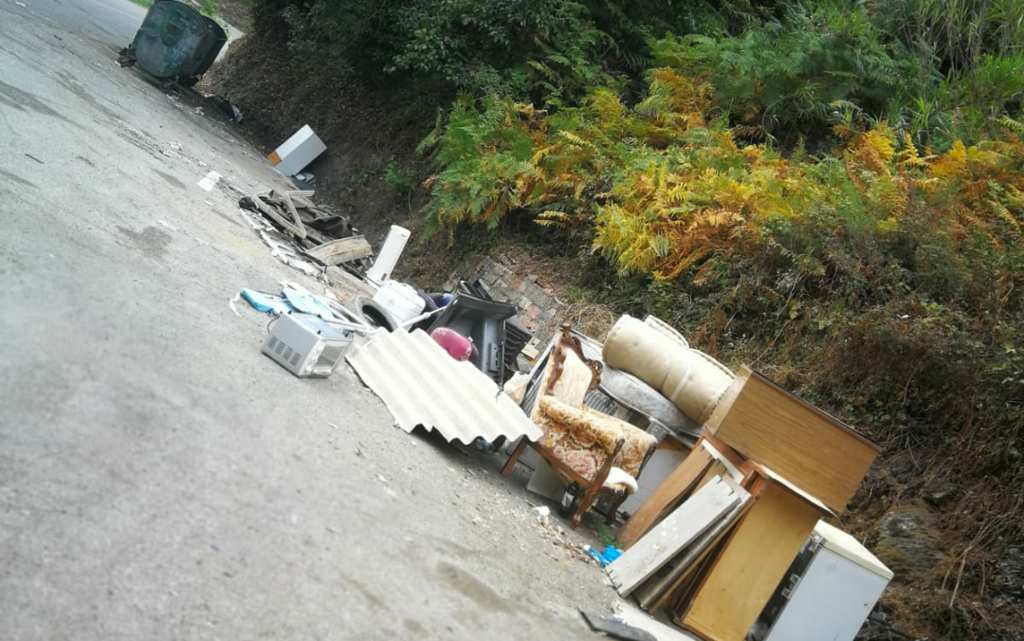 Lamezia, rifiuti ingombranti abbandonati a Fronti. L'appello dei residenti: "Trovare una soluzione adeguata"