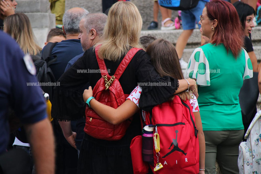 ingresso-primo-giorno-scuola-piccoli-studenti_b124a.jpg