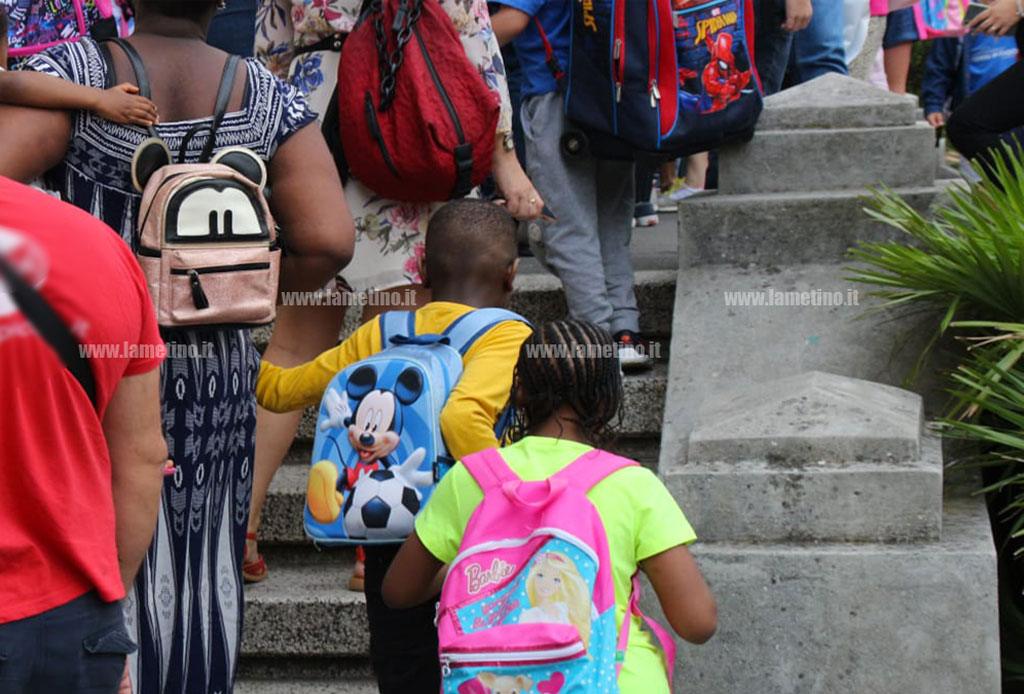 ingresso-primo-giorno-scuola-piccoli-studentic387ef92d_1d950.jpg