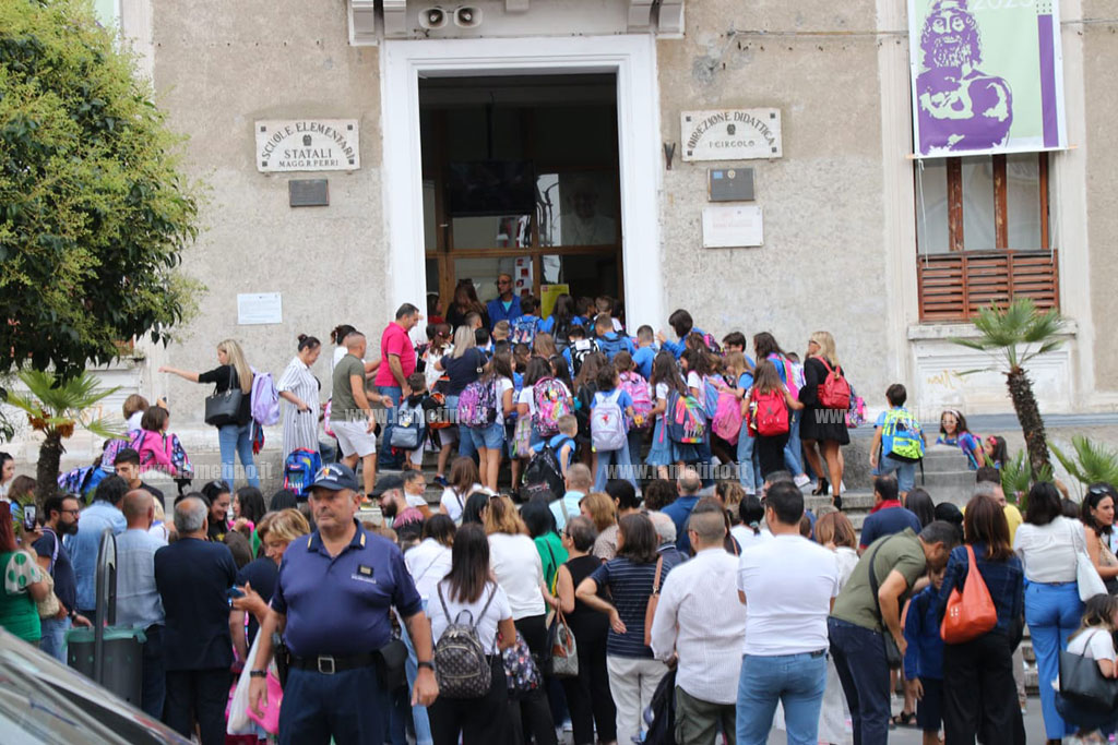ingresso-primo-giorno-scuola-piccoli-studentidc2_ee058.jpg