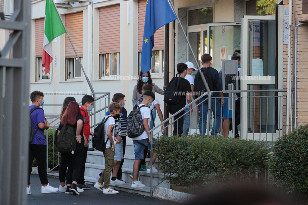 Lamezia, emozioni e speranze: al via il nuovo anno scolastico per 14.000 studenti - REAZIONI