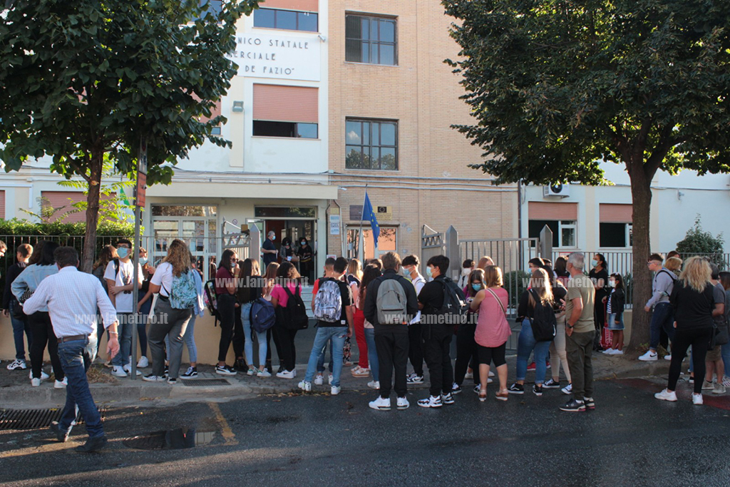 ingresso-scuola-inizio-24920200-.jpg