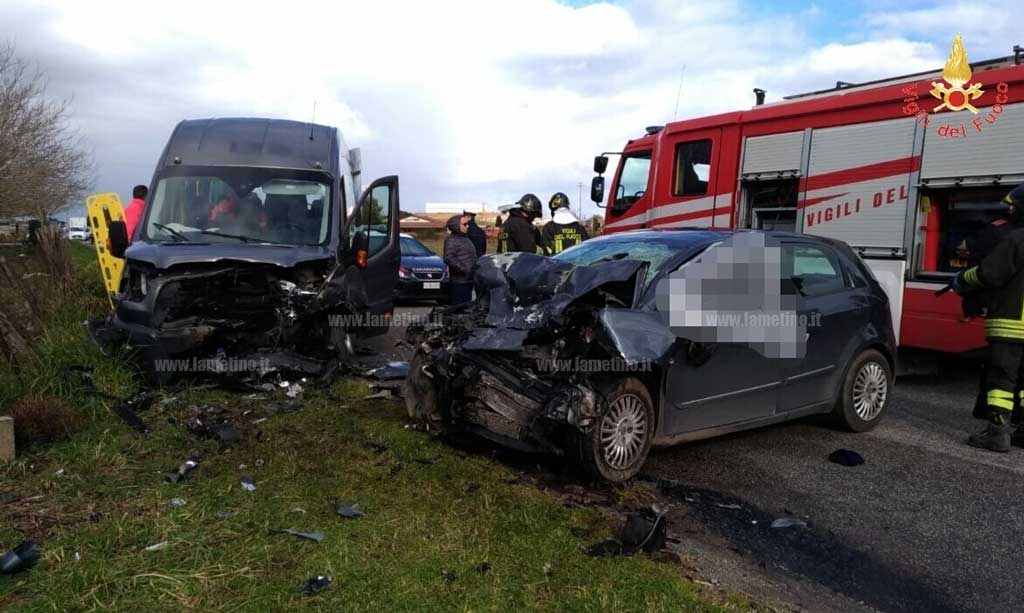 Scontro tra auto e minibus: un morto e feriti nel vibonese