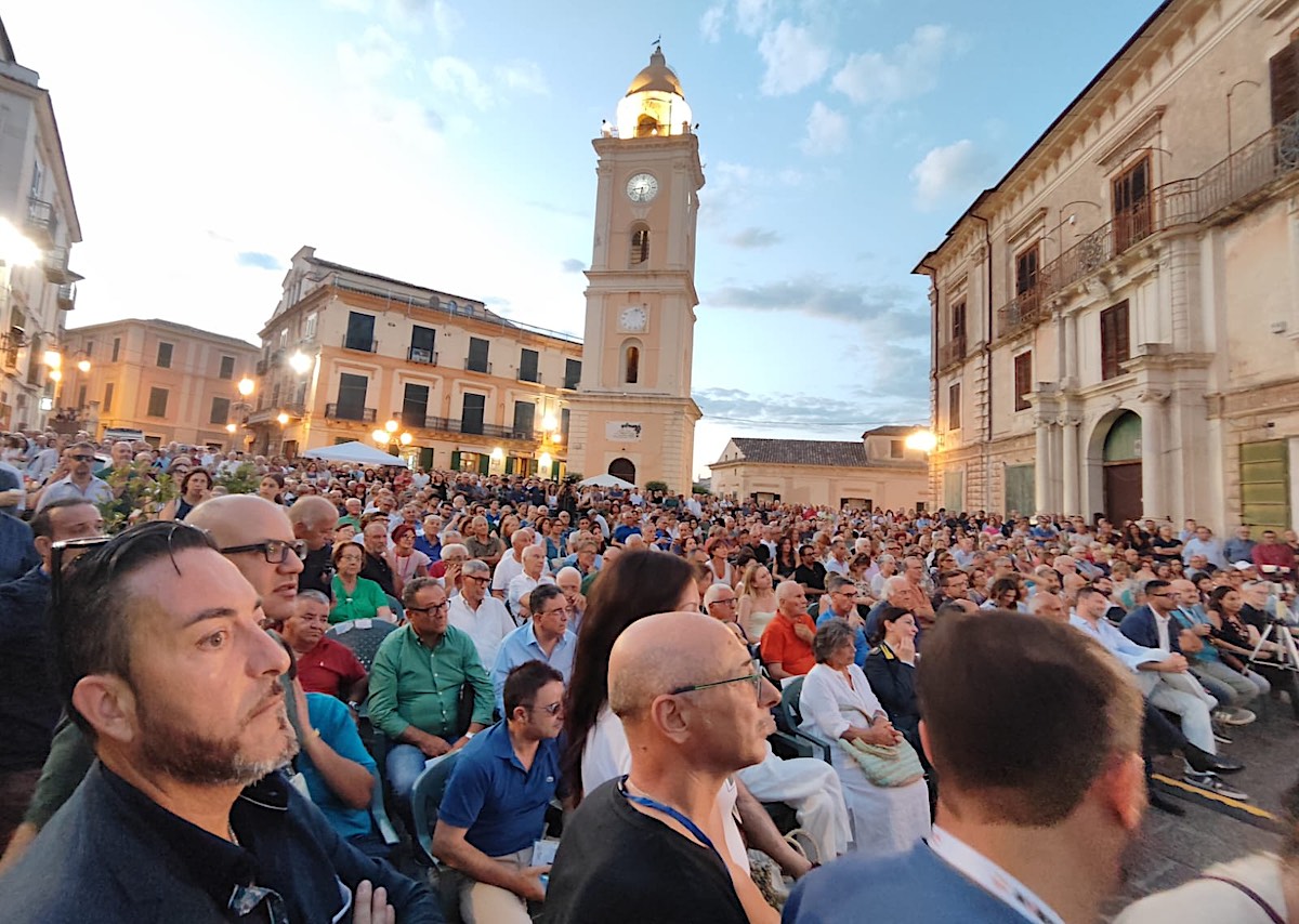 iniziativa-corigliano-rossano-tridico-gratteri-gomez-pubblico_899c8.jpg