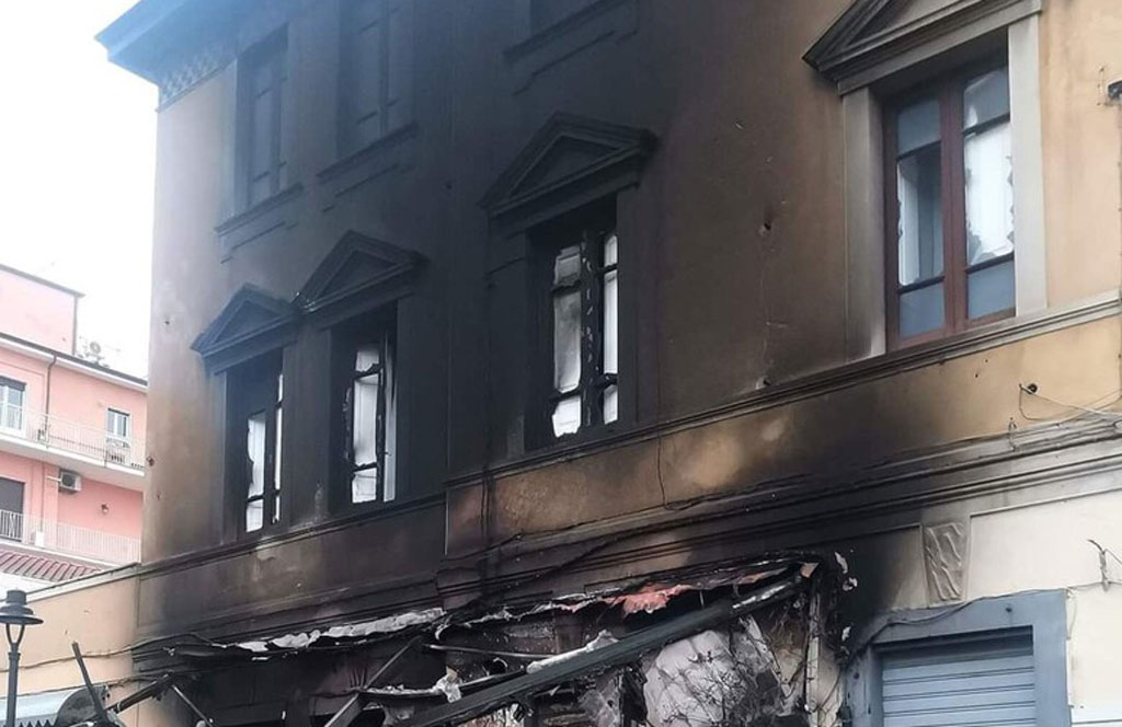 Incendio distrugge ristorante a Tropea, indagini sulle cause