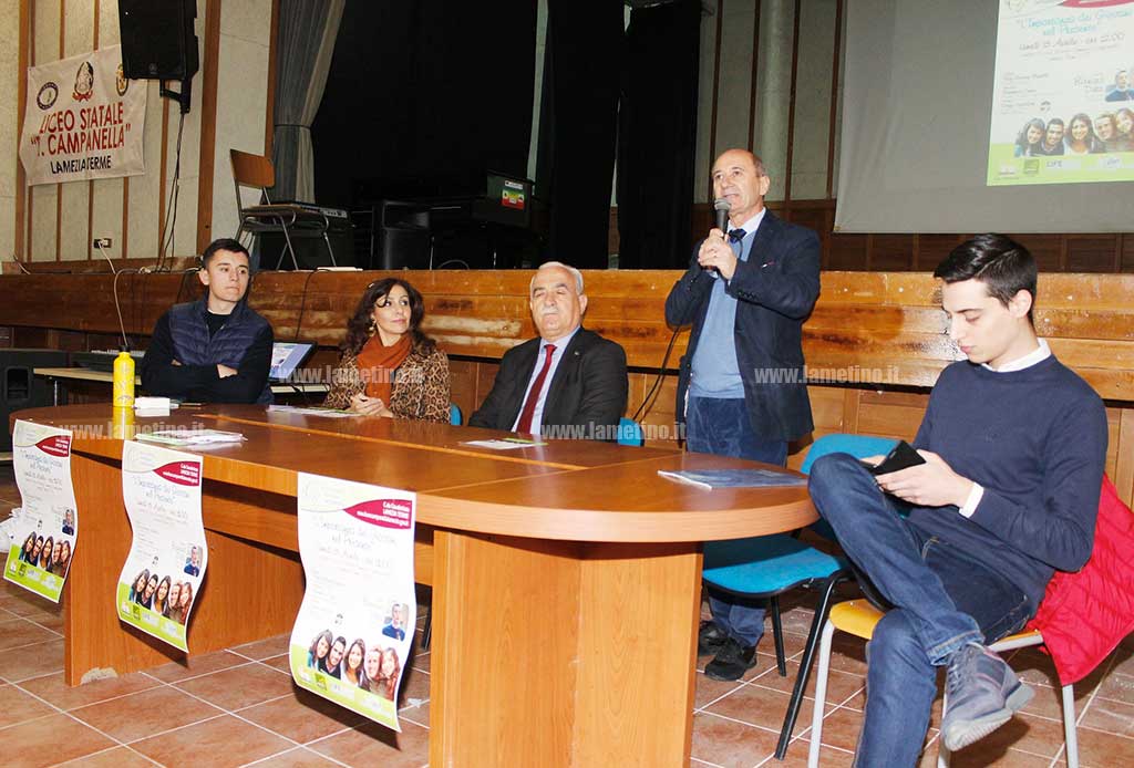 Lamezia, al Campanella il giovane Alfiere della Repubblica Dika: “Il mondo cambia e noi dobbiamo renderlo migliore” 