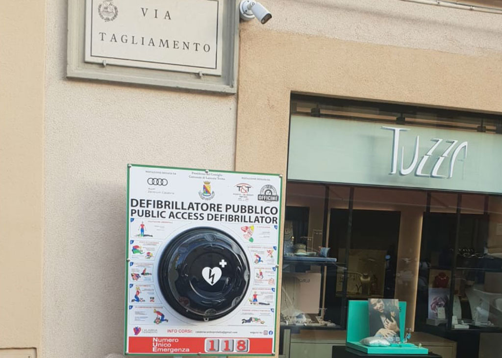 installazione-3-nuovi-defibrillatori-via-tagliamento_9cdb2.jpg