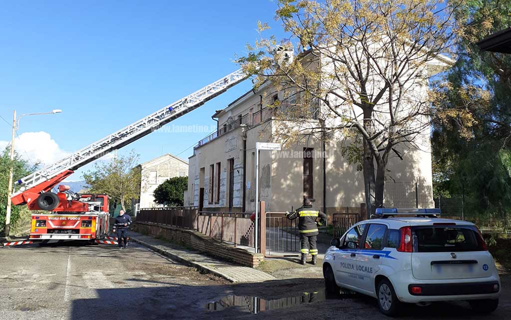 Maltempo, portone e finestre divelte alla scuola primaria e dell’infanzia di San Pietro lametino