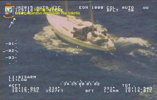 Intercettato veliero nel crotonese, arrestati i due scafisti