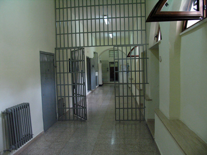 Calabria, 3.045 detenuti su 1.875 posti disponibili nelle carceri della regione