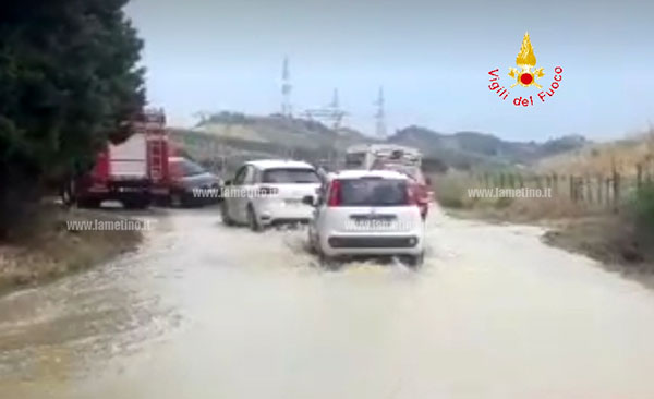 Tombini saltati e strade allagate, numerosi interventi dei vigili del fuoco nel catanzarese