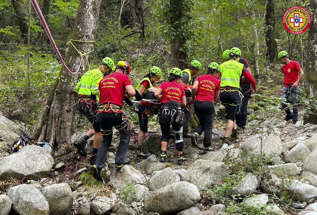 Cade in un torrente durate passeggiata a Bivongi: soccorso 56enne