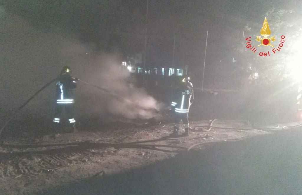 Grosso incendio in cantiere lungomare a Monasterace