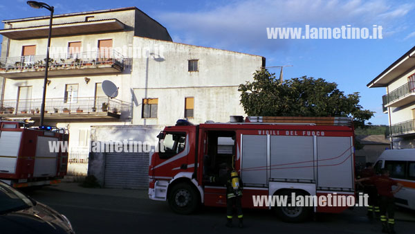 intervento-vigili-del-fuoco-via-del-progresso-agosto-2013-lamezia.jpg
