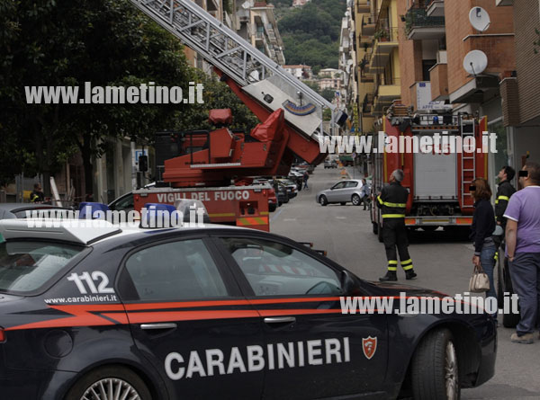 Lamezia: Vigili del fuoco devono rimuovere cornicione ma inquilino s'oppone. Traffico in tilt