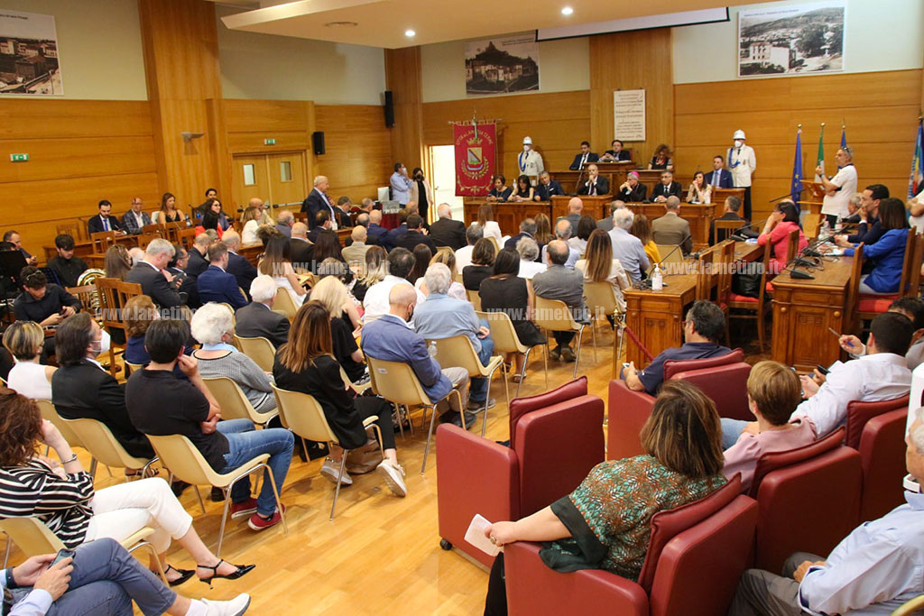 intitolazione-sala-consiliare-Luisi-lamezia-31522455df1e2a_247de.jpg