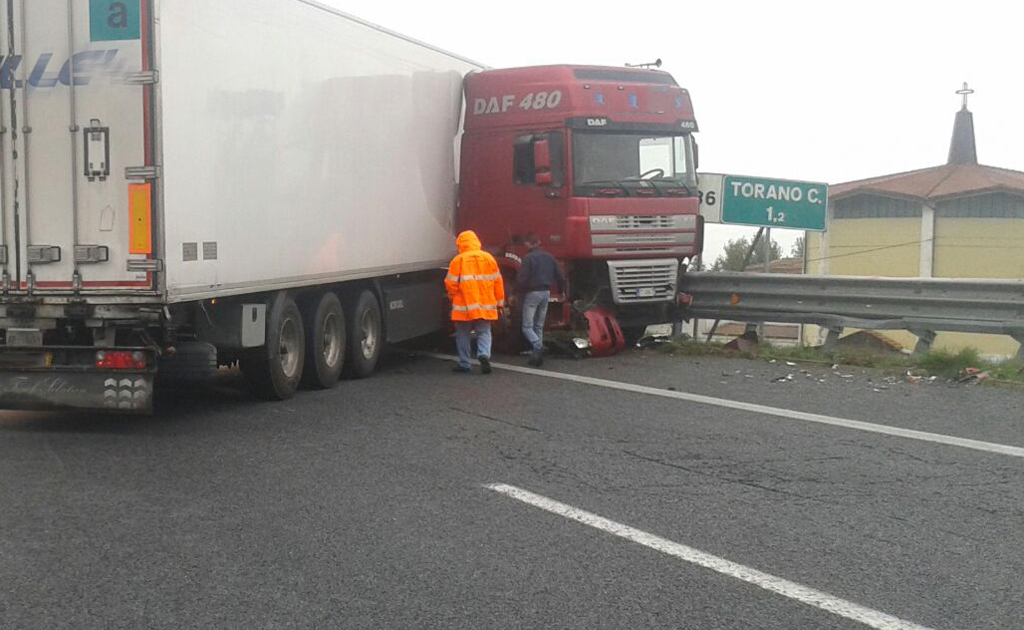 Mezzo pesante intraversato su A3 tra Montalto e Torano, traffico sbloccato