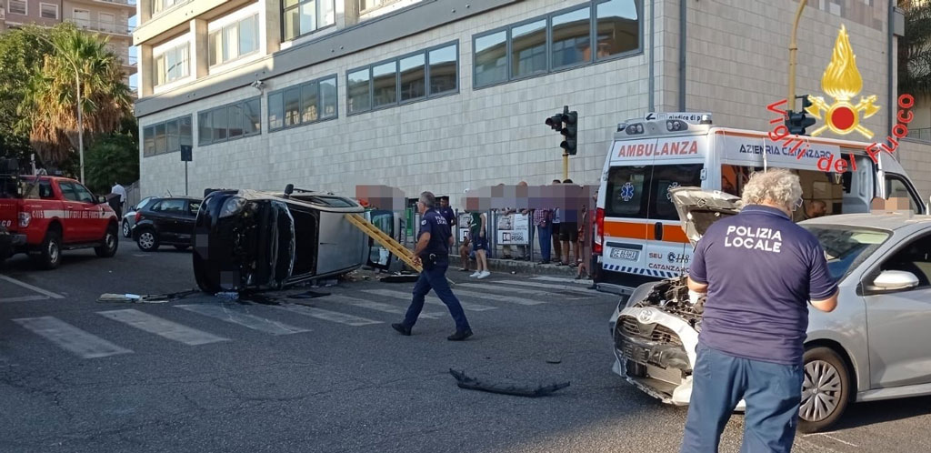 Lamezia, scontro in via Da Vinci: una delle due auto si ribalta, un ferito