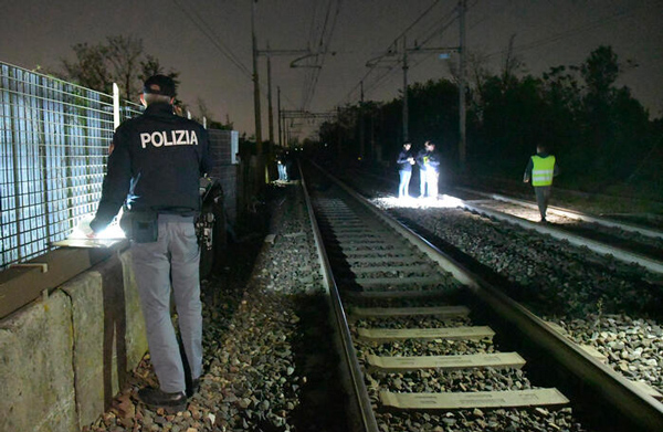 Investiti sui binari dal treno a Mestre, morto 25enne calabrese e ferito altro ragazzo