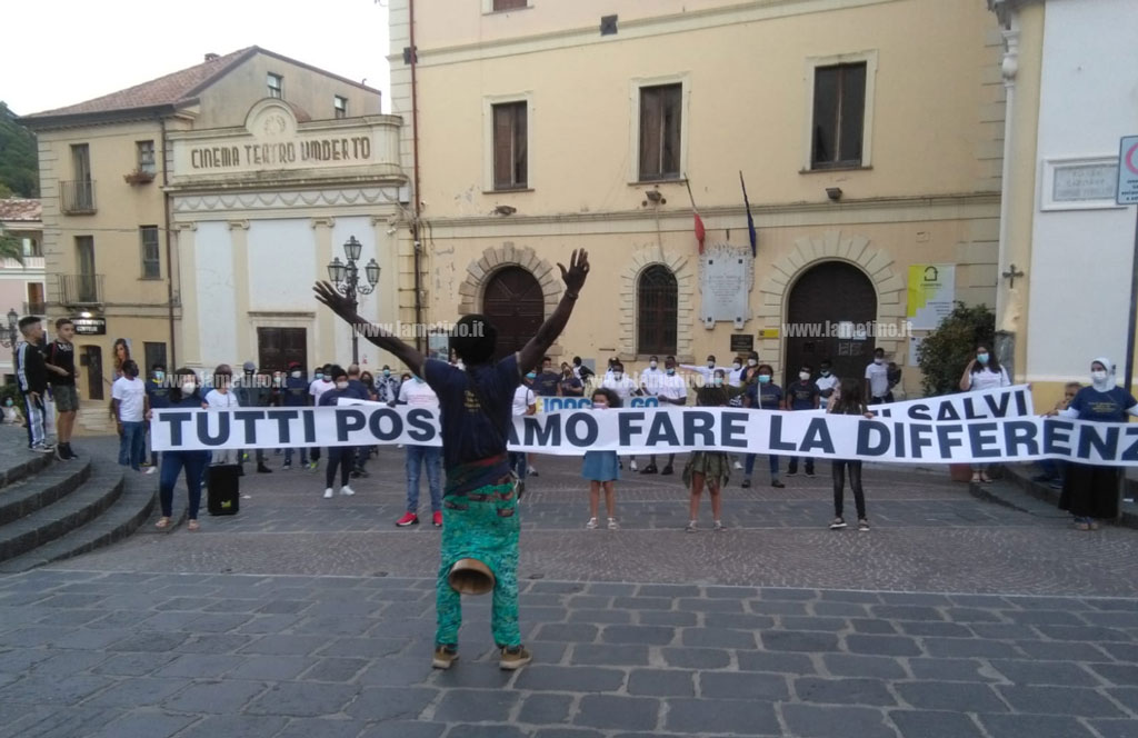 Lamezia, Flash mob a distanza di sicurezza per la Giornata Mondiale del rifugiato