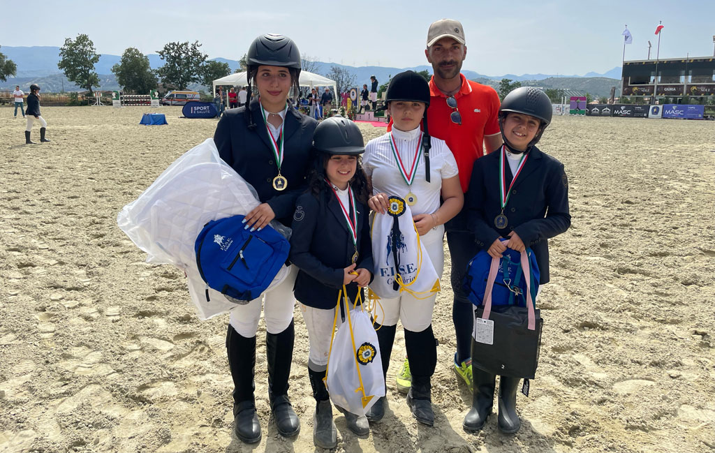 Campionato di salto ad ostacoli equitazione, circolo ippico lametino conquista un oro e un bronzo 