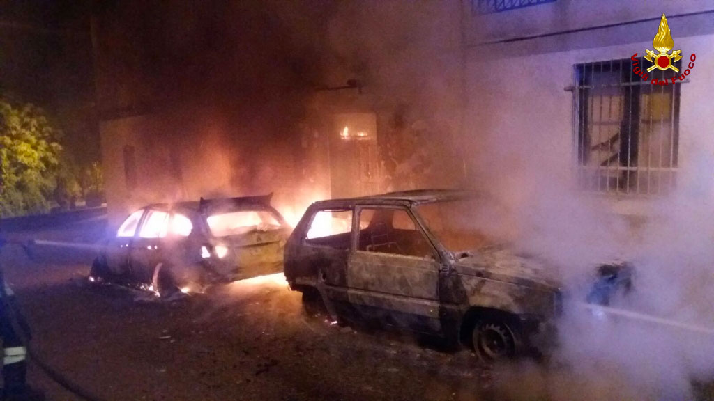 Due auto in fiamme nella notte a Isca sullo Ionio, danneggiate anche