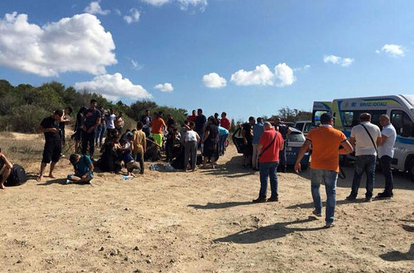 Bagnini e turisti soccorrono 56 migranti sbarcati nel crotonese