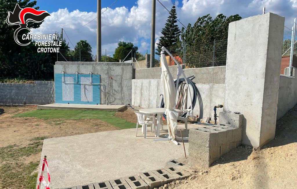 Sequestrate diverse opere edilizie abusive a Isola di Capo Rizzuto, una denuncia