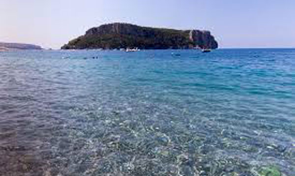 Ambiente, Guardia Costiera bonifica fondali Isola di Dino: trovati rifiuti di ogni genere