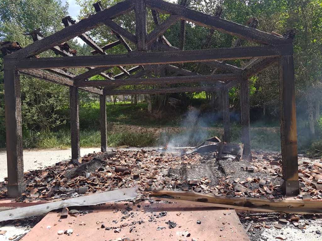 Bruciata isola ecologica di Lorica, la denuncia dell’assessore Gentile: “Atto da condannare”